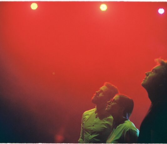 Debutový singl Paralysed nově vzniklé pražsko-říčanské kapely Earie