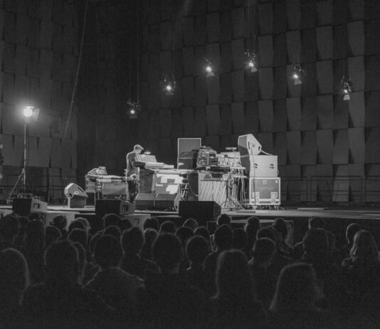 FOTOREPORT: Nils Frahm s hudbou pro Prahu. Zvířecí zvuky, dlouhé skladby a zakončení festivalu Prague Sounds