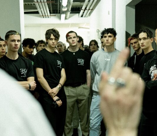 „A BOY WHO PLAYS WITH FIRE“: Backstage fotografie z představení 10. kolekce Jana Černého