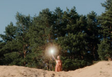 Motorový vlak, deštěm pokropená okna, les a sahara. Karolina Beranová jako zpěvačka i režisérka v křehkém videoklipu ke skladbě Independent Road