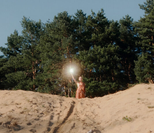 Motorový vlak, deštěm pokropená okna, les a sahara. Karolina Beranová jako zpěvačka i režisérka v křehkém videoklipu ke skladbě Independent Road