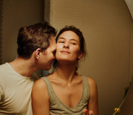 Oceňované vztahové drama Až na věky vstupuje do kin: Když láska čelí krizi i sebereflexi