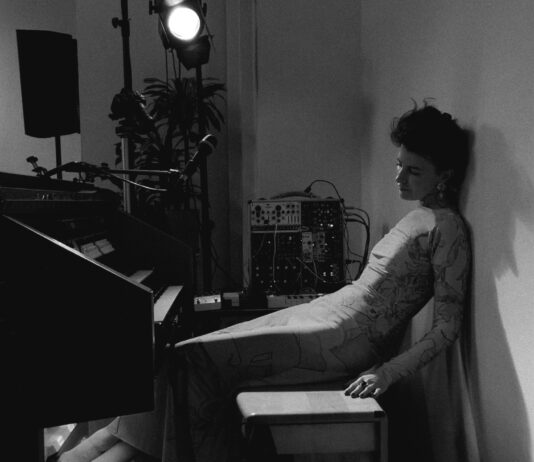 Never Sol vydává EP „Tell The Sea I’m Coming Back“: Spojení varhan a syntezátorů