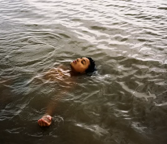 Do kin vstupuje film Andrey Arnold „Ptáče“: Barry Keoghan v silném dramatu o dospívání