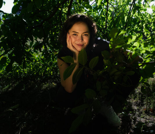 PREMIÉRA: Athena Chlebová vydává nové album a videoklip k písni Večerka. VODSRDCE je deska o girlhood, bráškovství i sebehodnotě