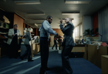 Romance v kanceláři, která exploduje v tanec. Nový klip Shake You Off míchá devadesátkovou nostalgii a syrové emoce