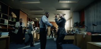 Romance v kanceláři, která exploduje v tanec. Nový klip Shake You Off míchá devadesátkovou nostalgii a syrové emoce