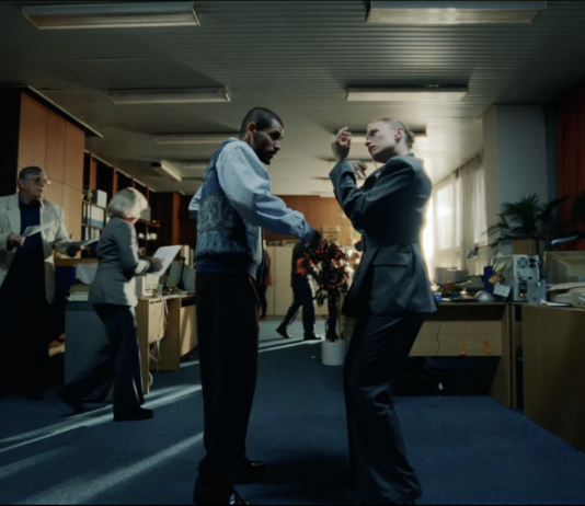 Romance v kanceláři, která exploduje v tanec. Nový klip Shake You Off míchá devadesátkovou nostalgii a syrové emoce