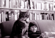 Slovo, které neexistuje, a červená barva. Ali Smith přišla s dystopickým románem, který mluví jazykem sourozenecké lásky.