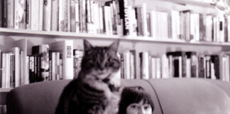 Slovo, které neexistuje, a červená barva. Ali Smith přišla s dystopickým románem, který mluví jazykem sourozenecké lásky.